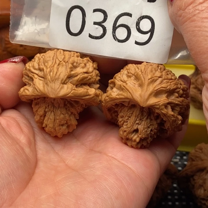 风***泪吊坠文玩核桃怀抱子蛇