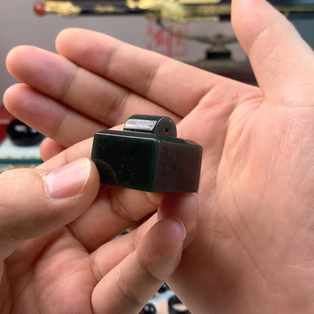 和田玉印章刻字未镶嵌在**铨