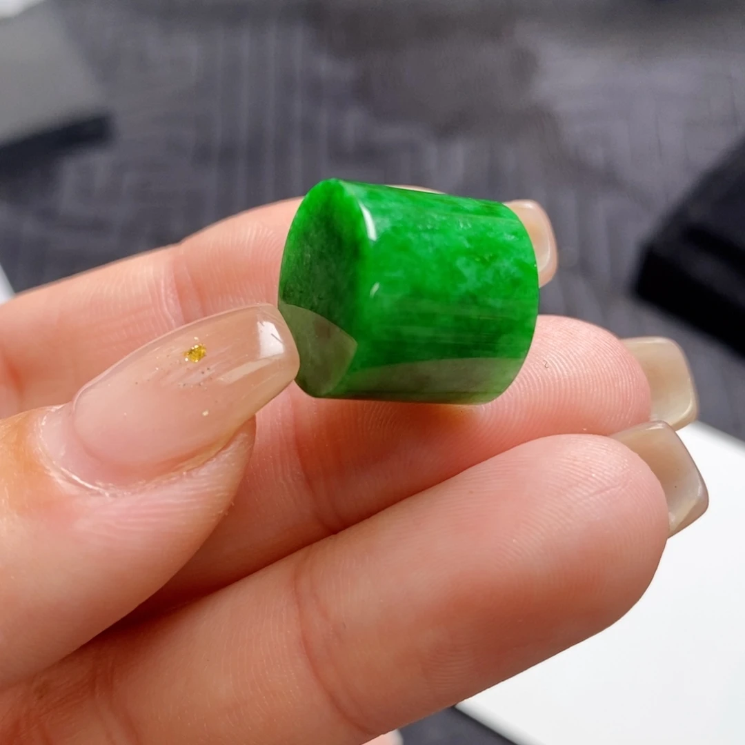 翡翠未镶嵌颈饰辣色路路通（未打孔）