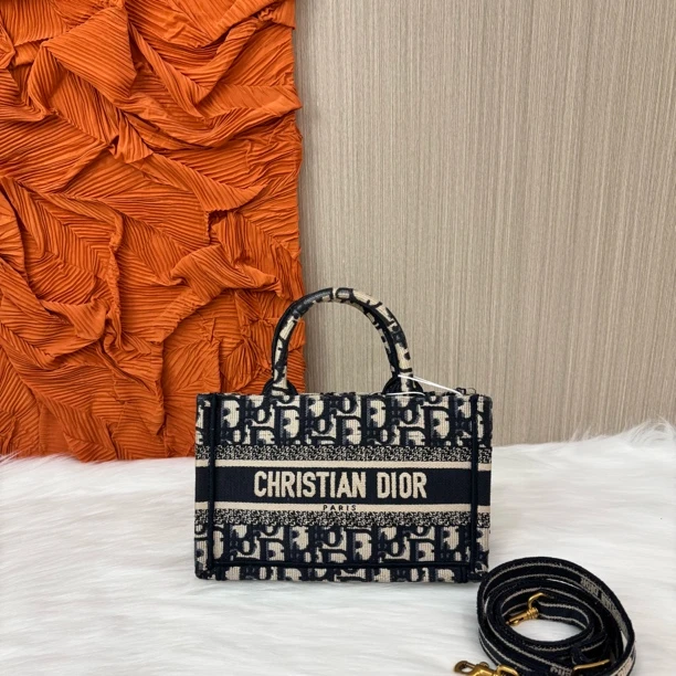 未使用 DIOR/迪奥 迪奥经典蓝色Mini托特肩带款/香菜奢品