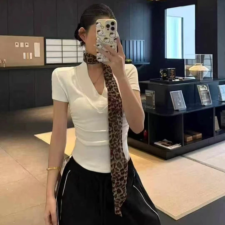 秋款短袖设计感V领豹纹纯色常规款常规新潮风T恤修身百搭