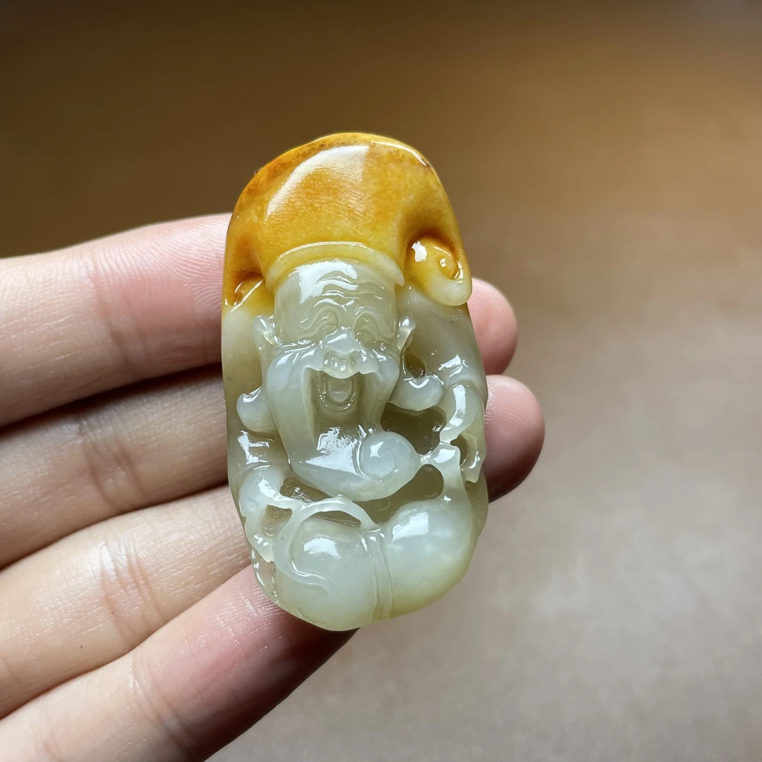 新疆和田玉吊坠挂件 特色巧雕济公 黄沁皮特色