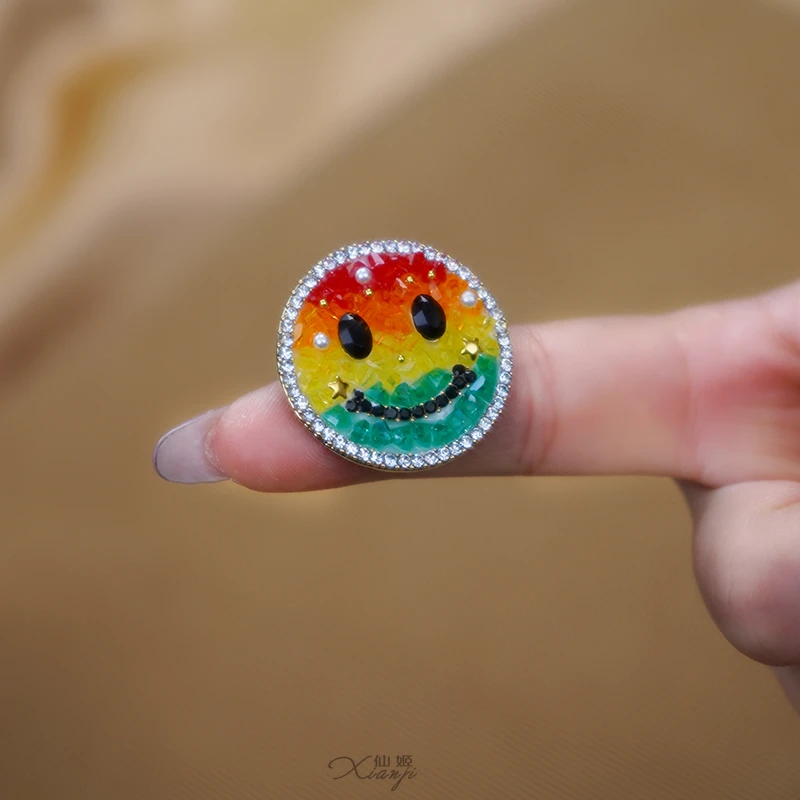铜合金胸针 15105彩色笑脸胸针2025新款高级感轻奢衣服胸花配饰