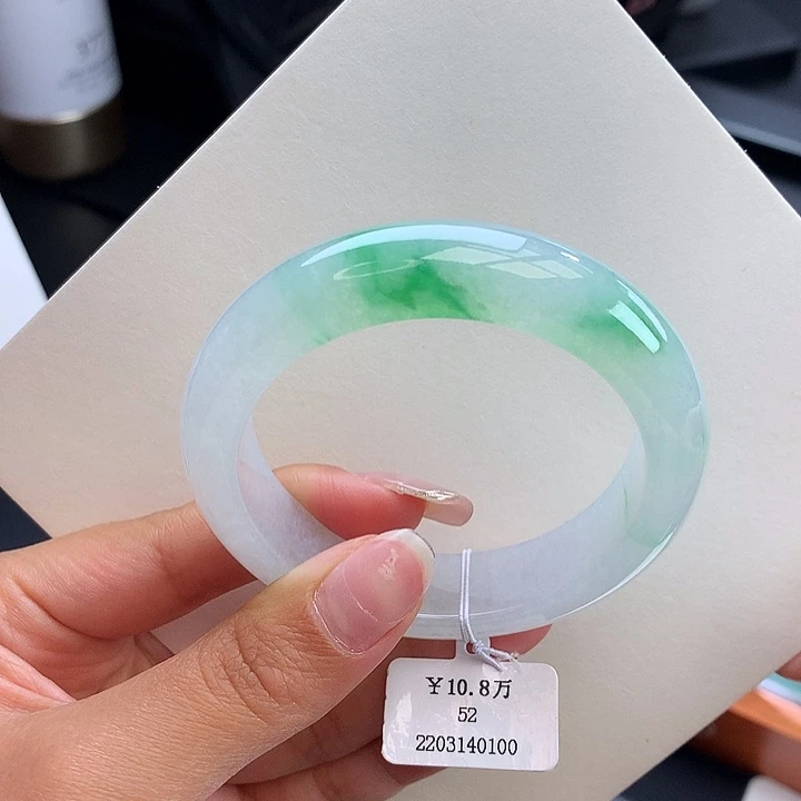 未镶嵌手镯翡翠52正圈冰胶白底飘绿花