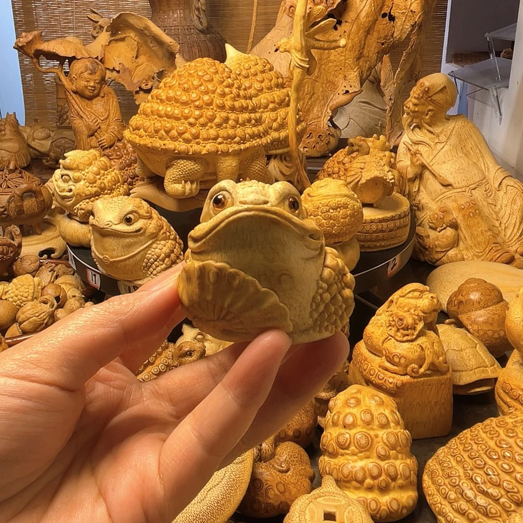 西***子竹根雕一把抓金蟾