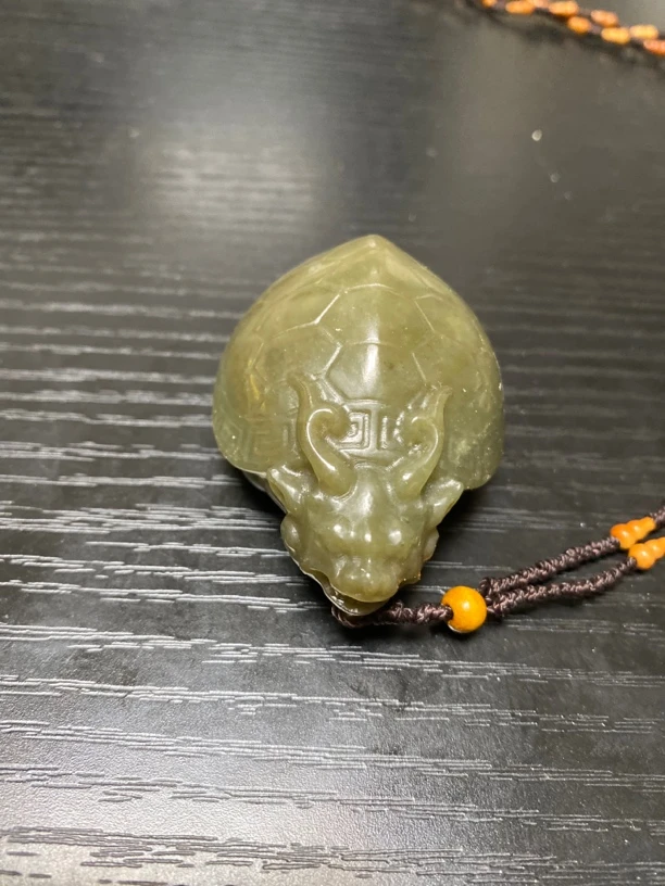 天然和田玉糖料龙龟吊坠手把雕刻玉质油润60x40x29