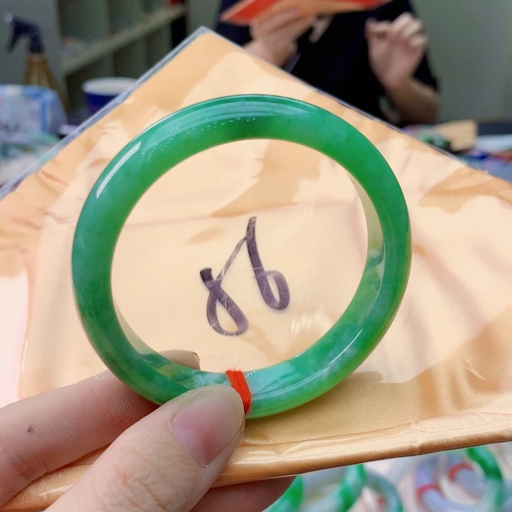 翡翠手镯未镶嵌翡翠手镯