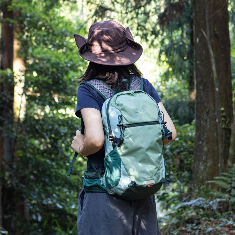 江麒轻便户外旅行背包女防水徒步登山双肩包百搭大学生电脑书包新