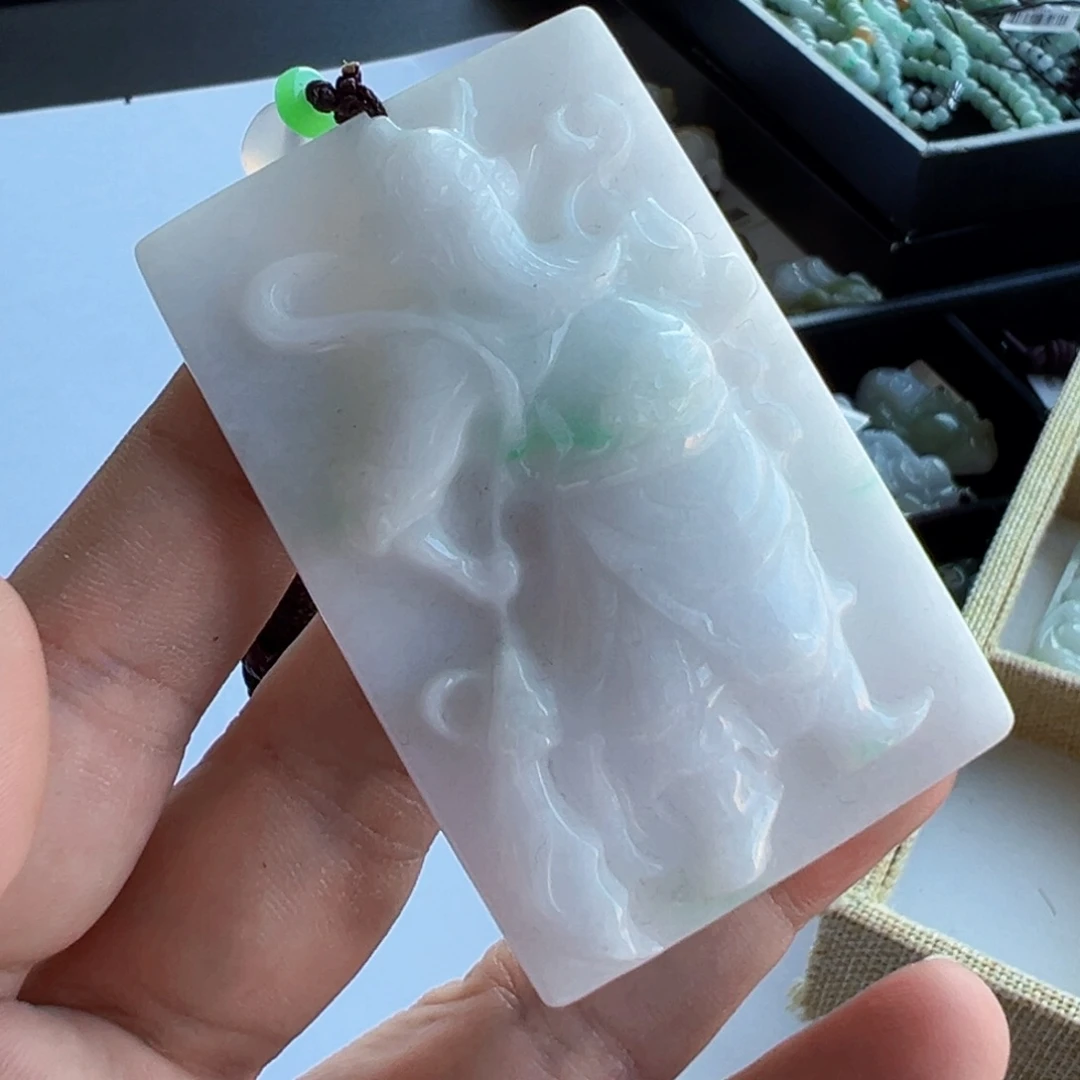 翡翠未镶嵌颈饰人物