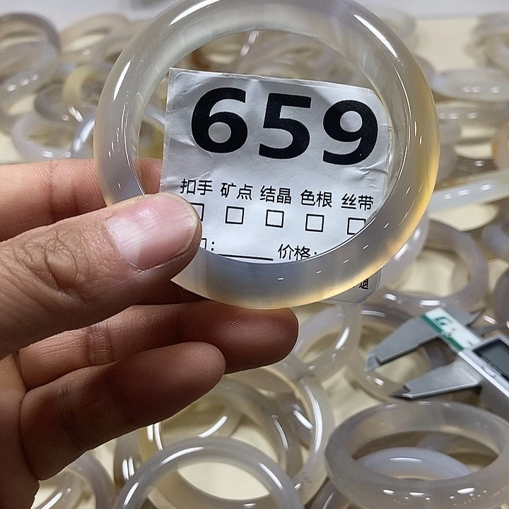 鹑***餮玛瑙/玉髓未镶嵌手镯