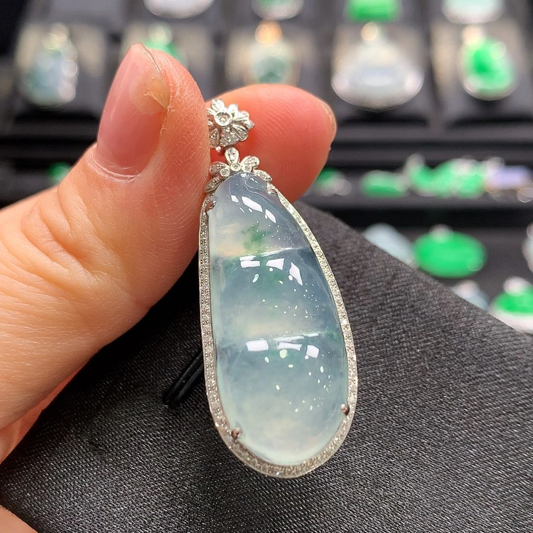 翡翠18K金镶嵌颈饰福豆