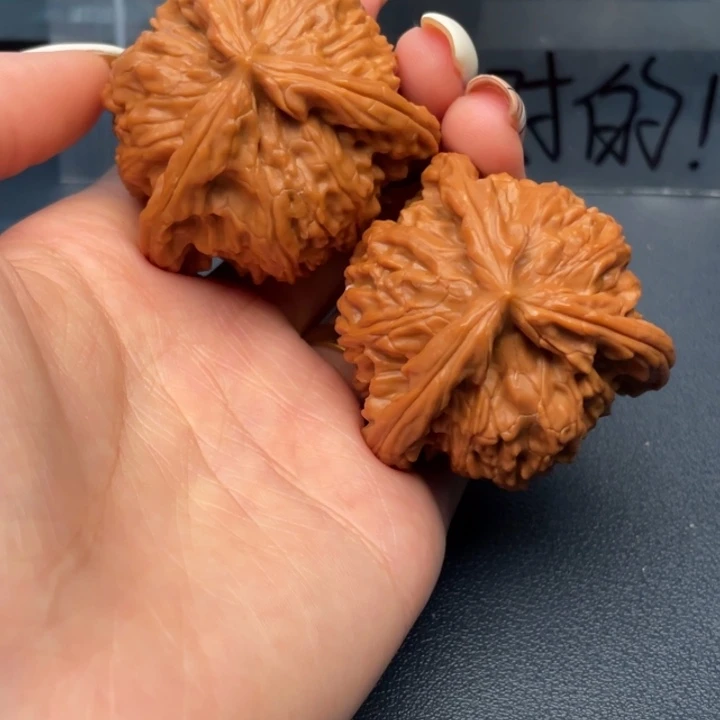 ****财文玩核桃吊坠白狮子