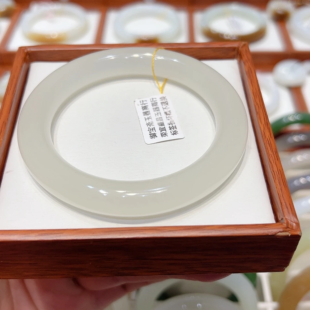和田玉手镯未镶嵌高冰白