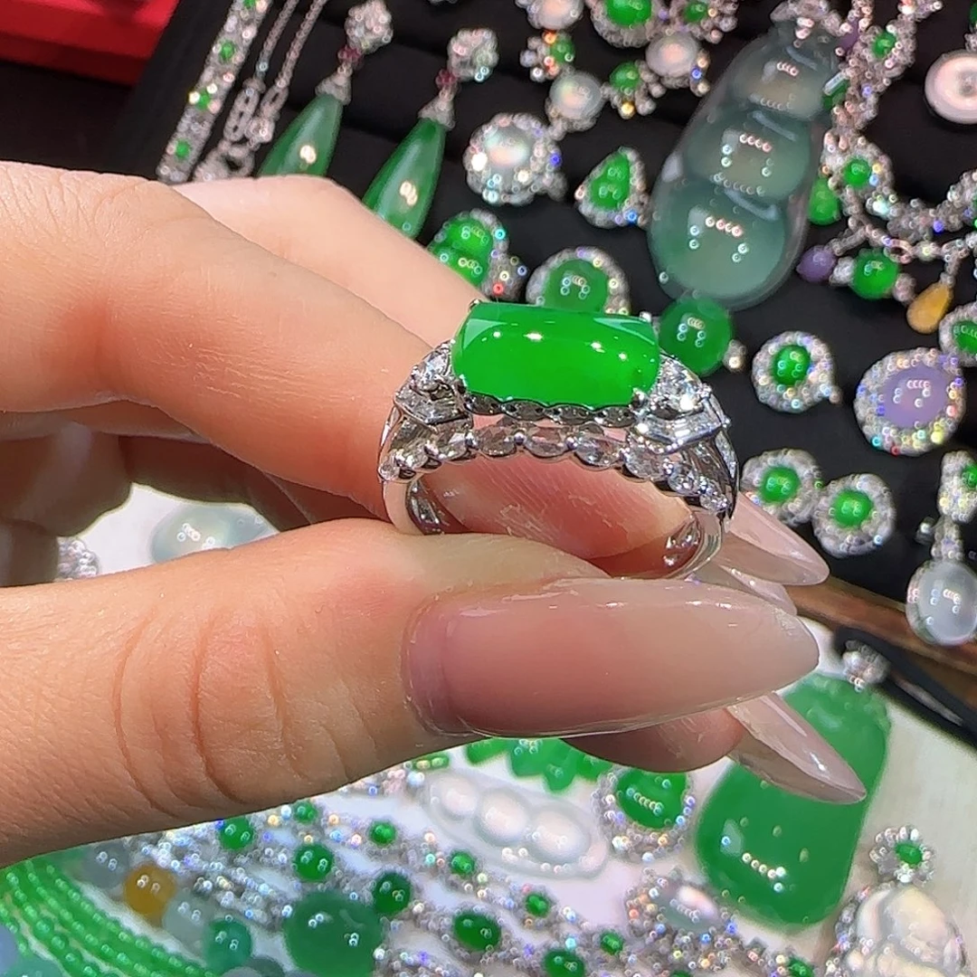 翡翠18K金镶嵌戒指