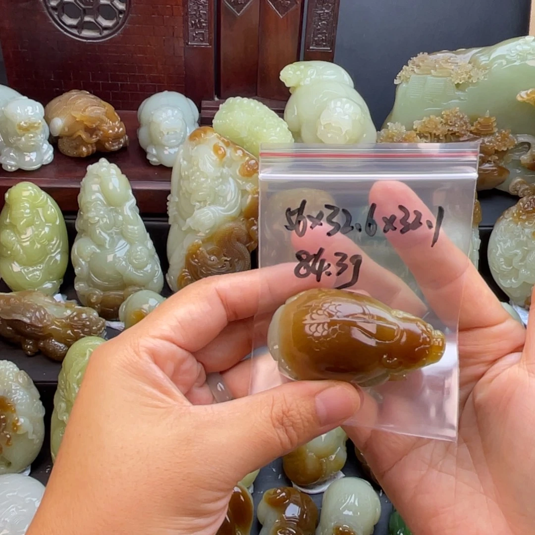 展***体颈饰未镶嵌和田玉