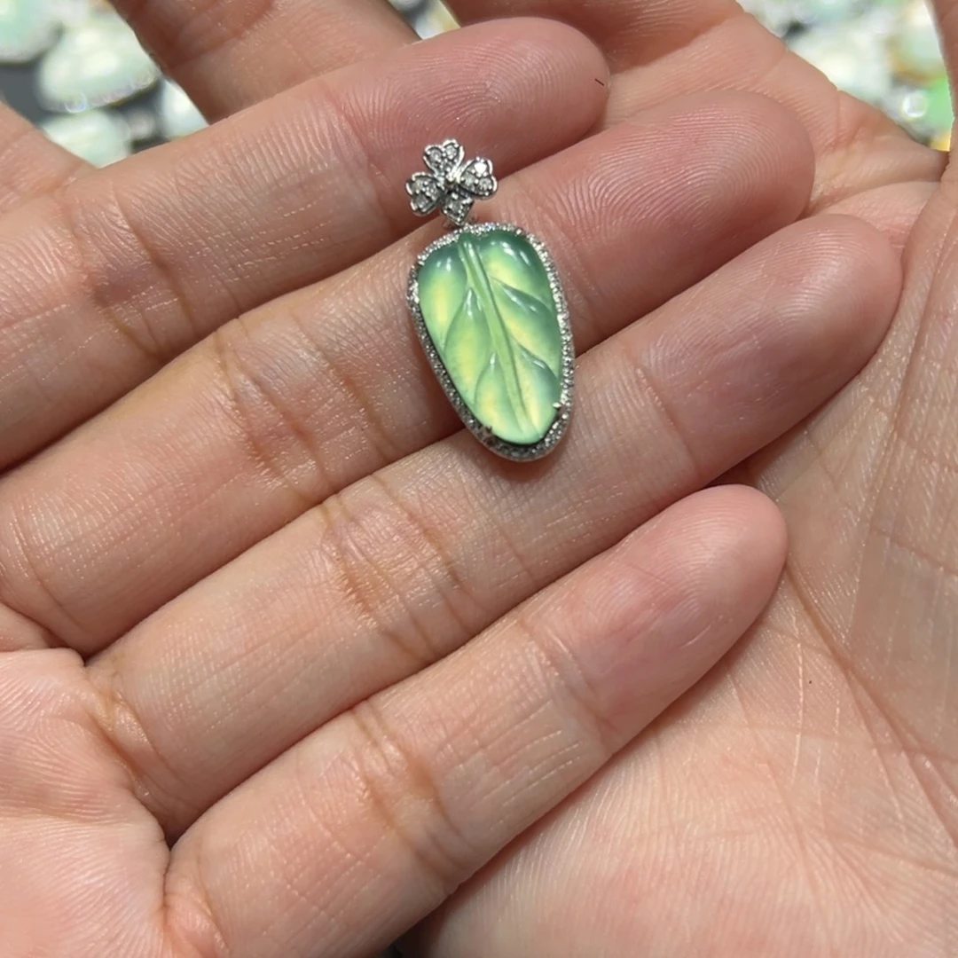 翡翠颈饰18K金镶嵌吊坠