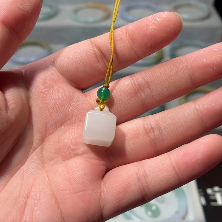 石英质玉（金丝玉）颈饰未镶嵌风**@