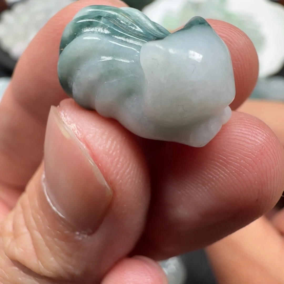 翡翠未镶嵌颈饰小狐狸