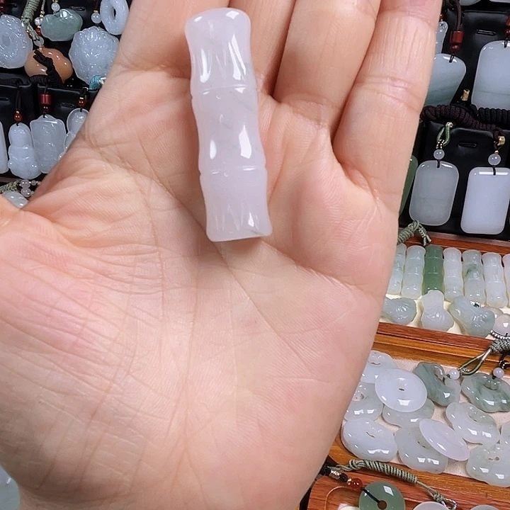 石英质玉未镶嵌颈饰鹰****燕