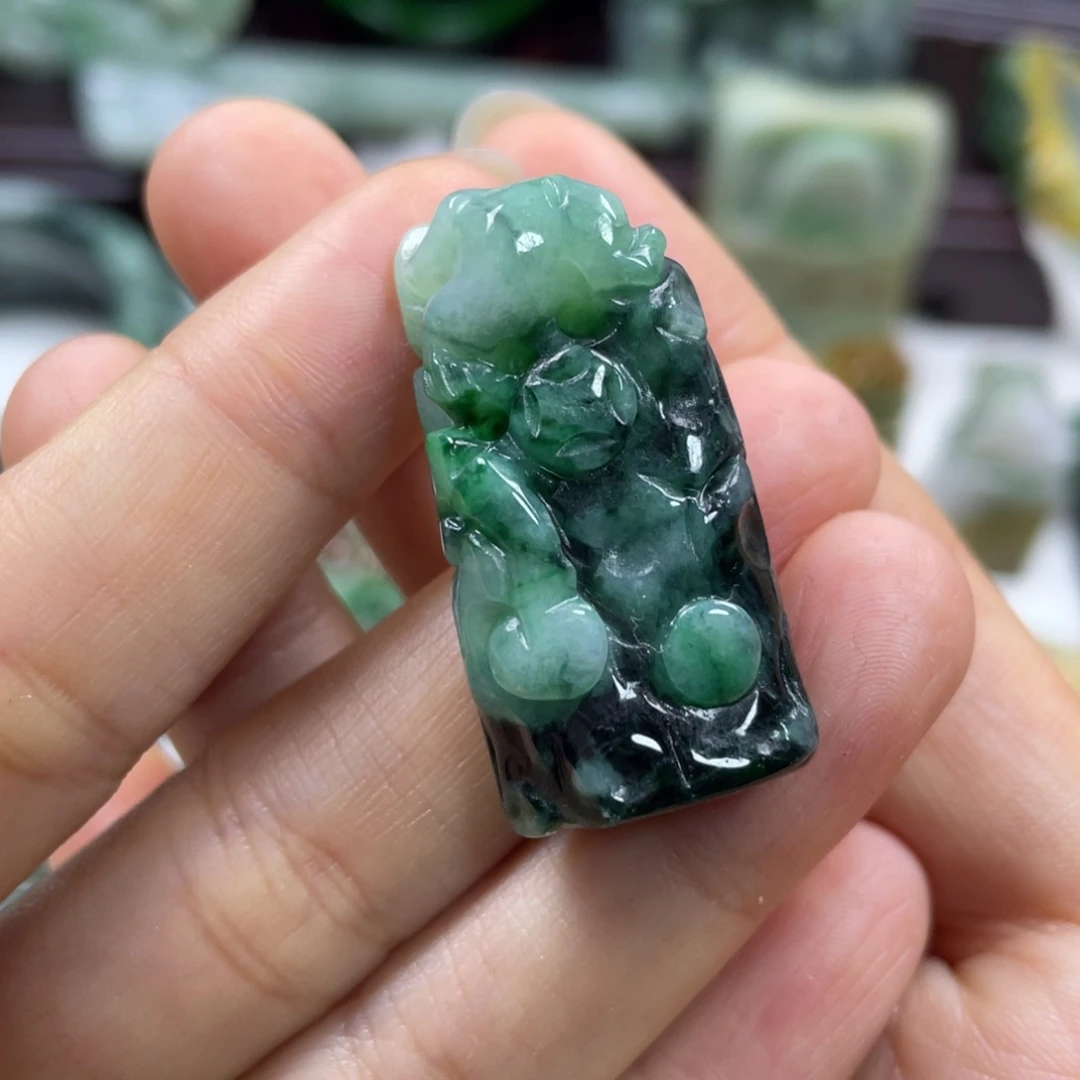 翡翠未镶嵌颈饰牌子