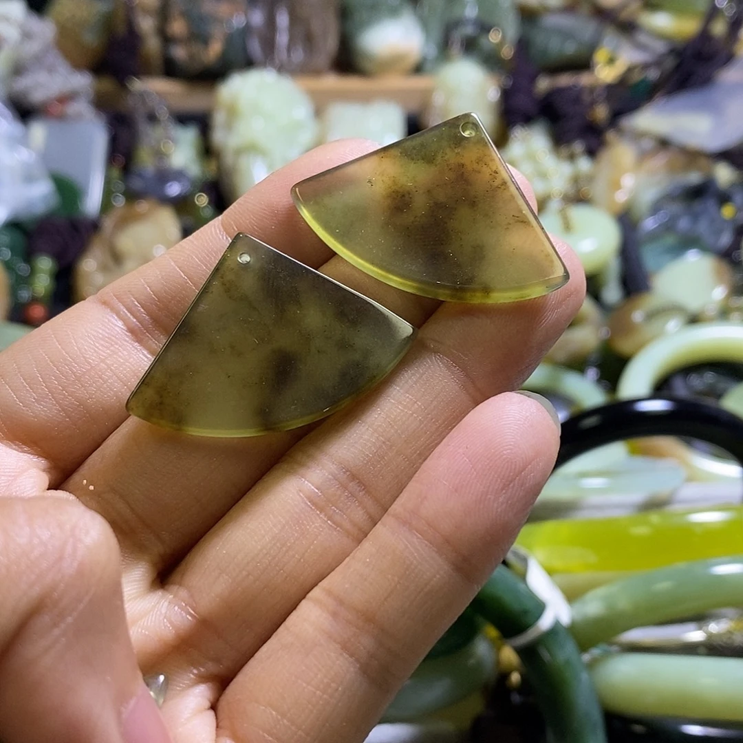 未镶嵌岫玉耳环一对