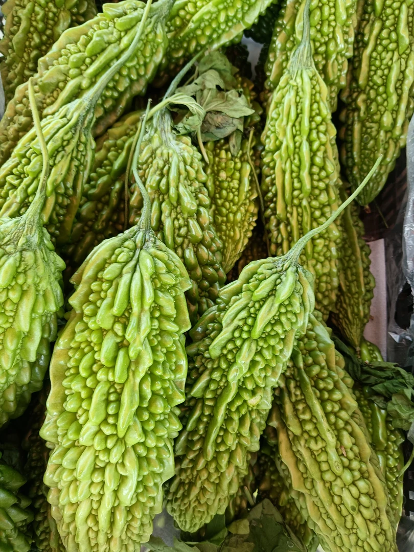 大理集市山货苦瓜