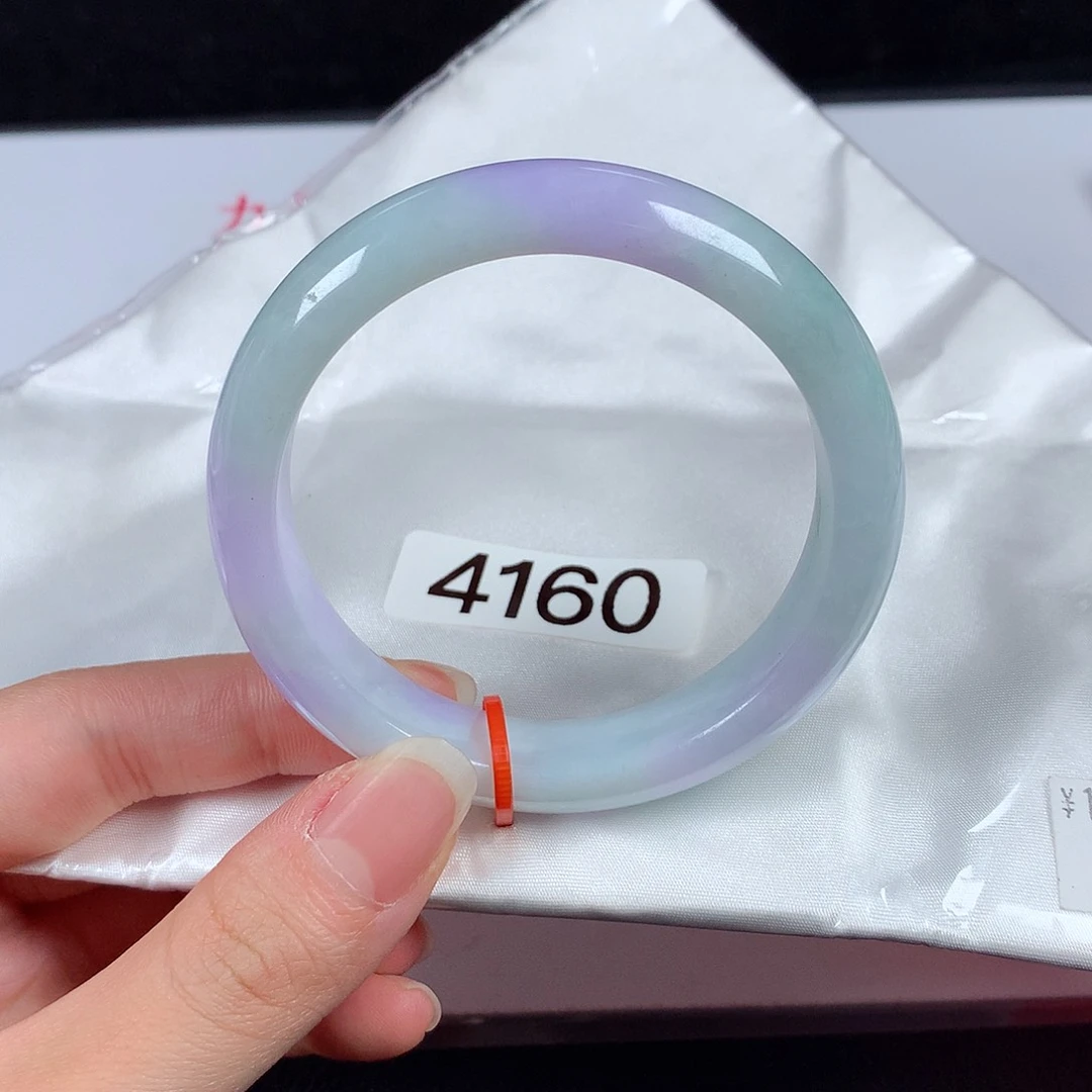 翡翠手镯未镶嵌55。