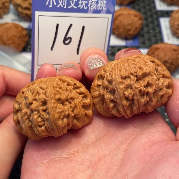 桃核把件42白狮子161。。。