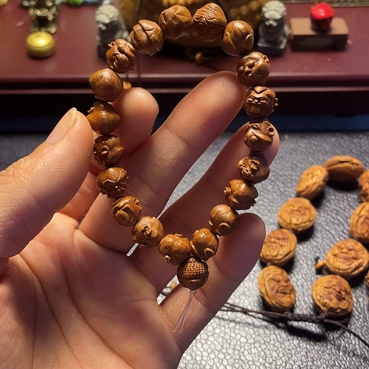 龙纹桃核雕刻怪脸罗汉