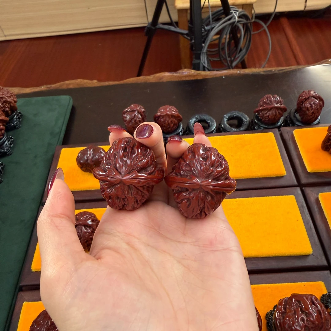 37三角白文玩核桃