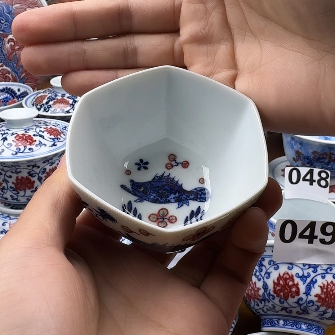 瑕疵当代釉里红鱼藻六方杯