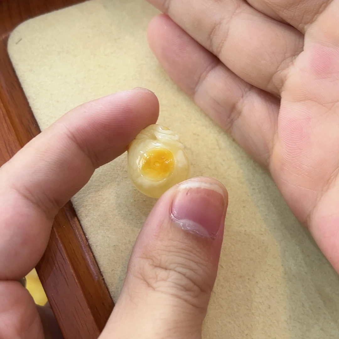 蜜蜡未镶嵌珠宝奇石