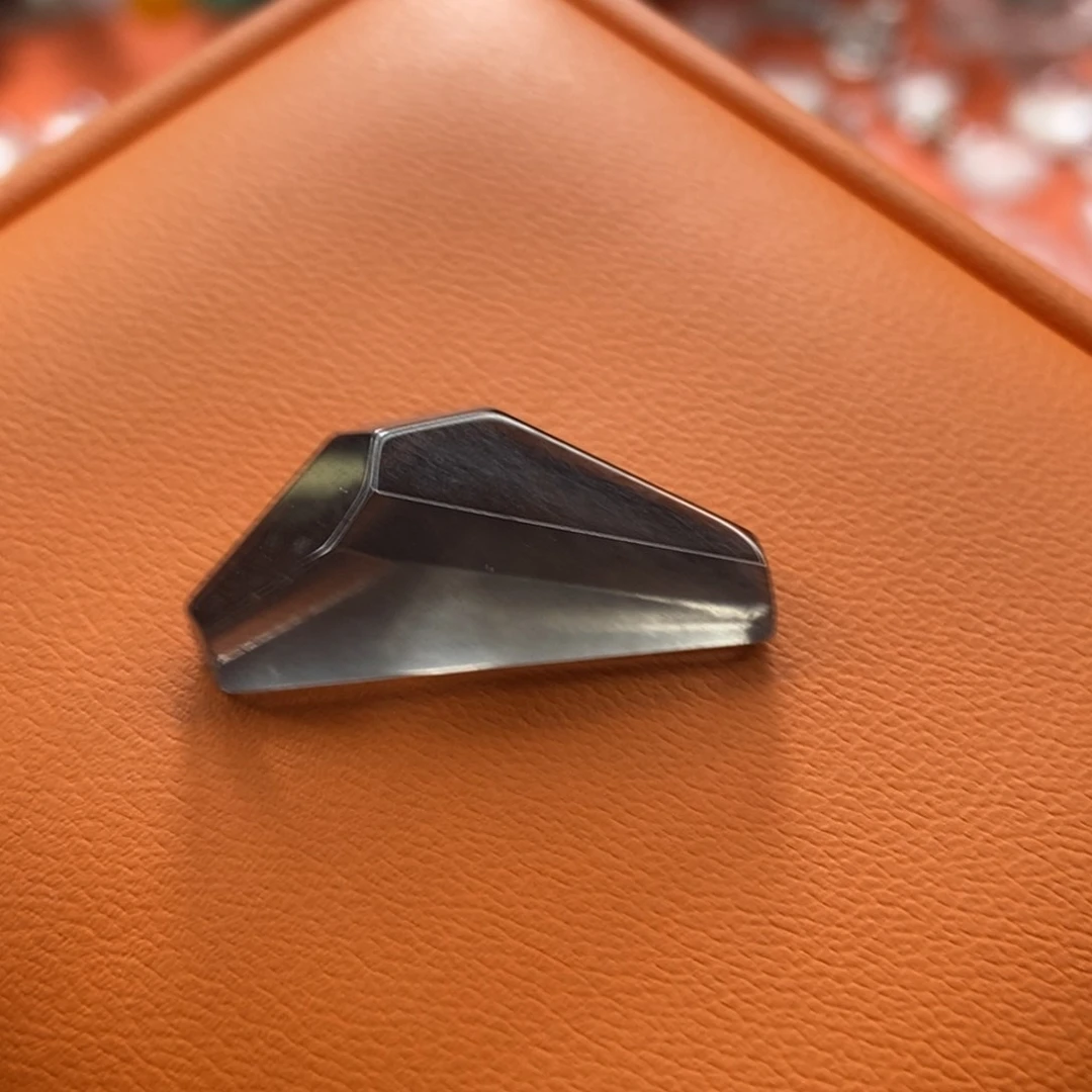 石英质玉颈饰未镶嵌萱****草