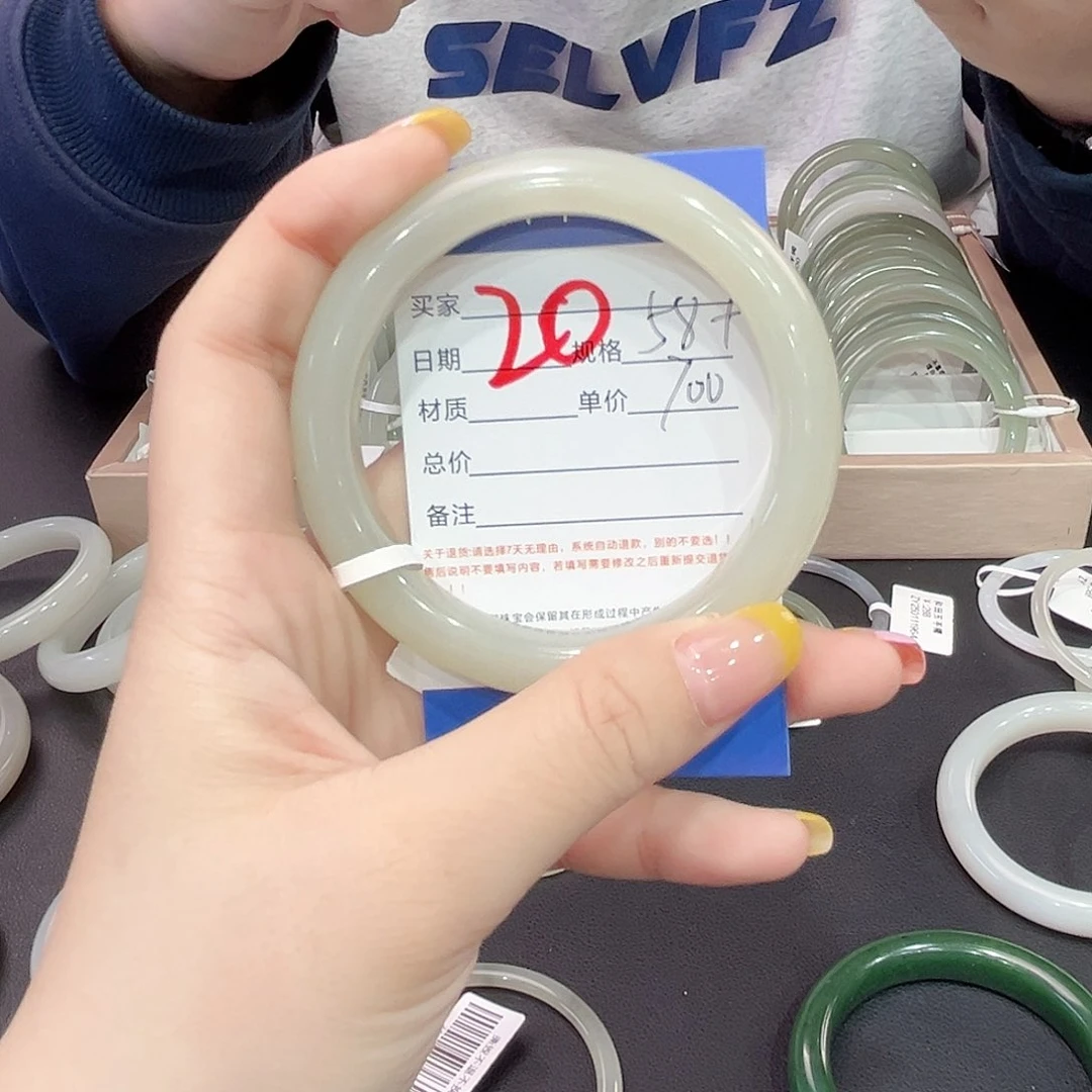 和田玉手镯未镶嵌