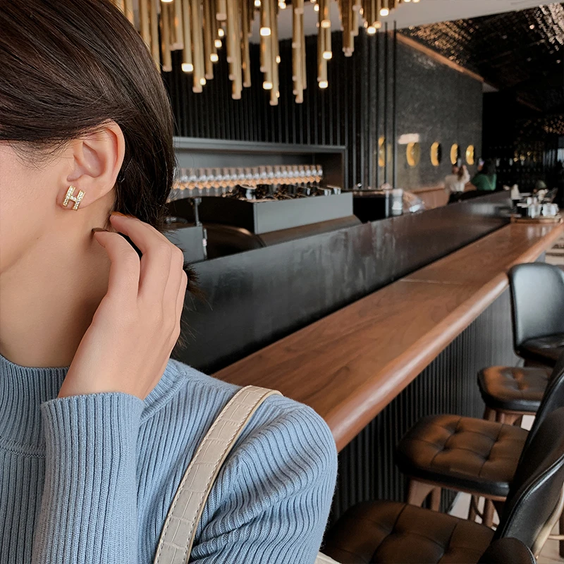 铜合金耳饰 复古字母H耳钉JE3020