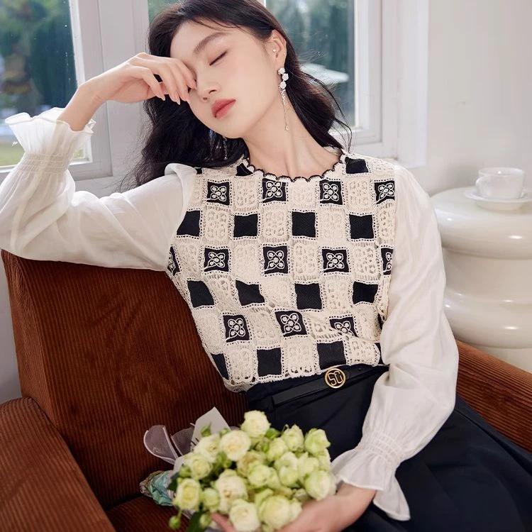 【许半夏推荐】S841113蕾丝衫 香影镂空上衣长袖棋盘格钩花法式