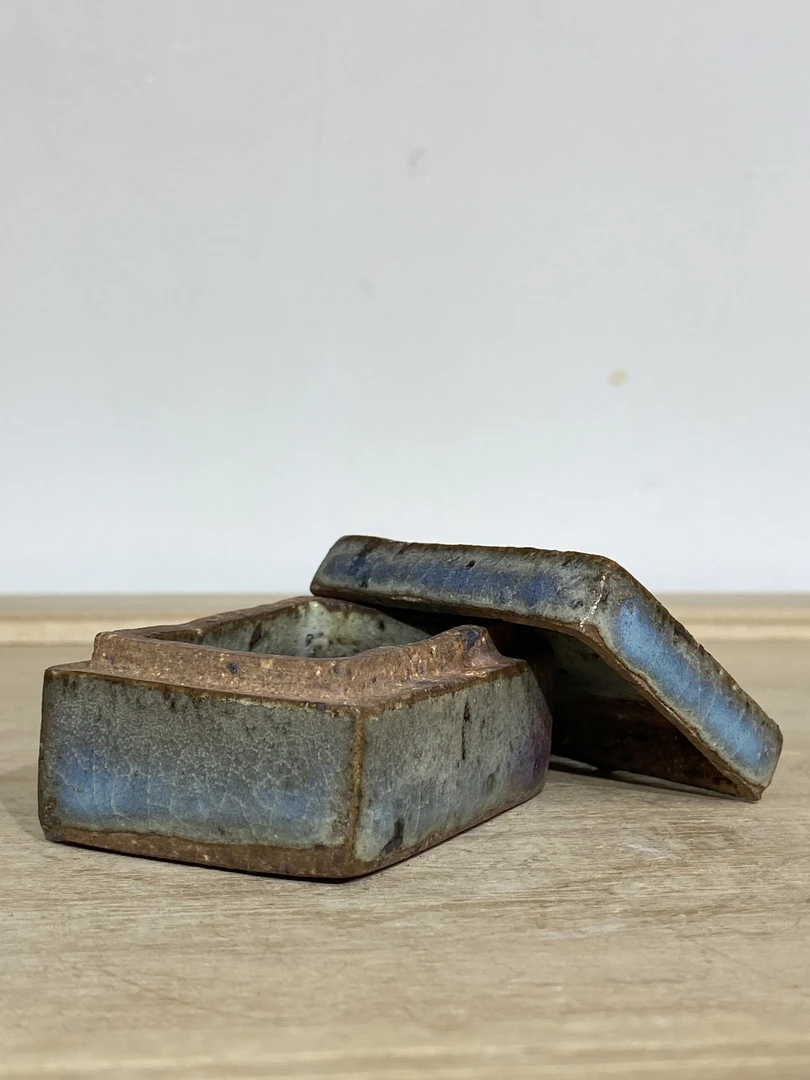 钧瓷方粉盒，完整无缺。