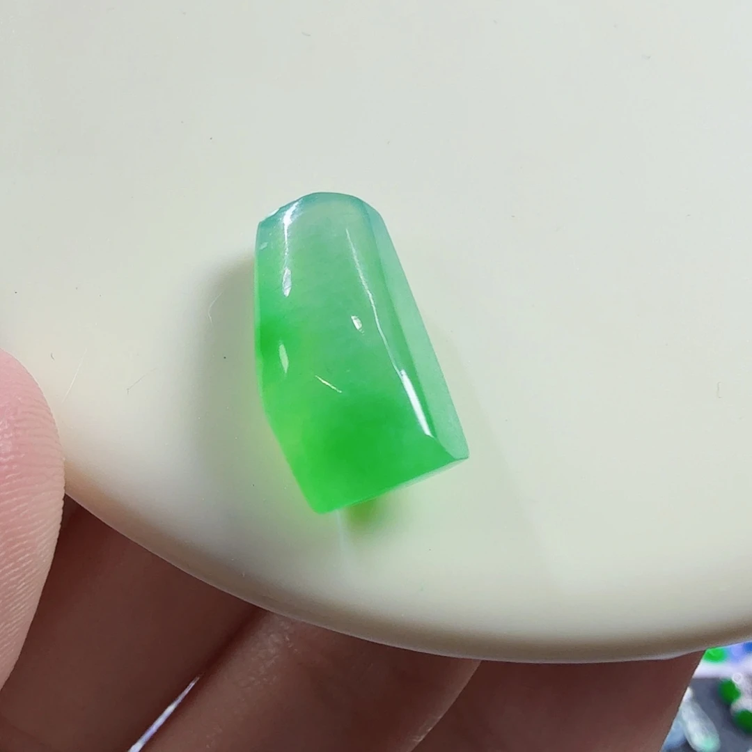翡翠未镶嵌颈饰甜甜的