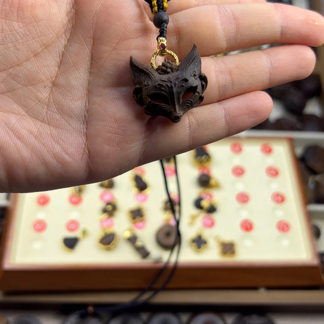笙***默木质类面具狐随行脖挂配饰