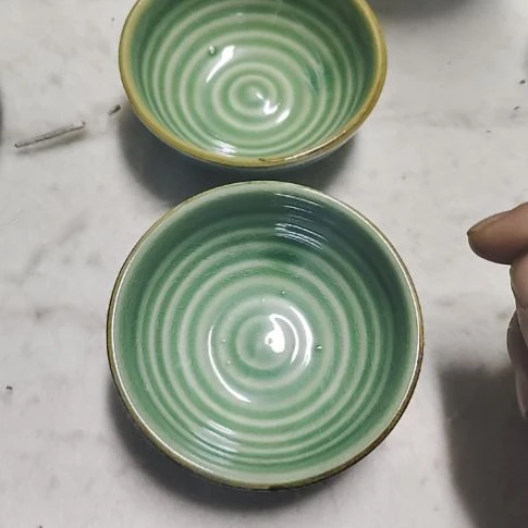 瓷片瓷片，各种摆件，盘，碗，沙锅，均有瑕疵。