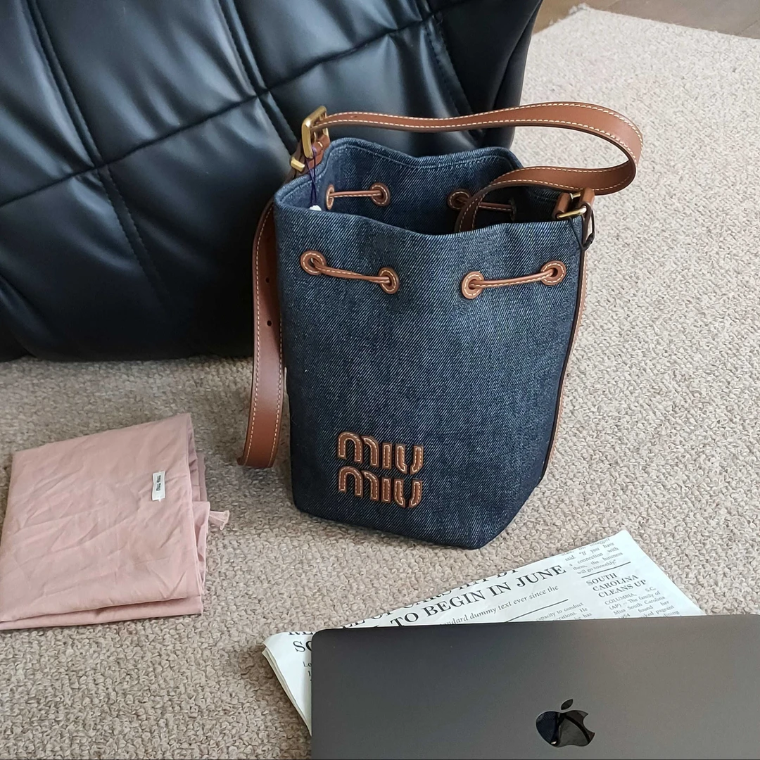 99新 MIU MIU/缪缪 Azul-深蓝色帆布抽绳水桶单肩包38386