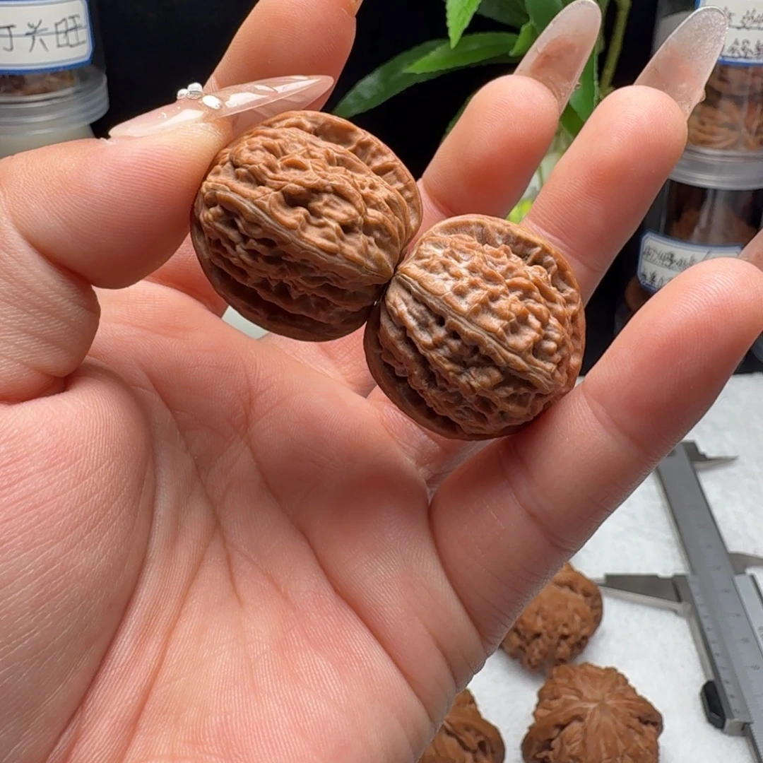 把件文玩核桃全品白狮子手捻28边肚同尺