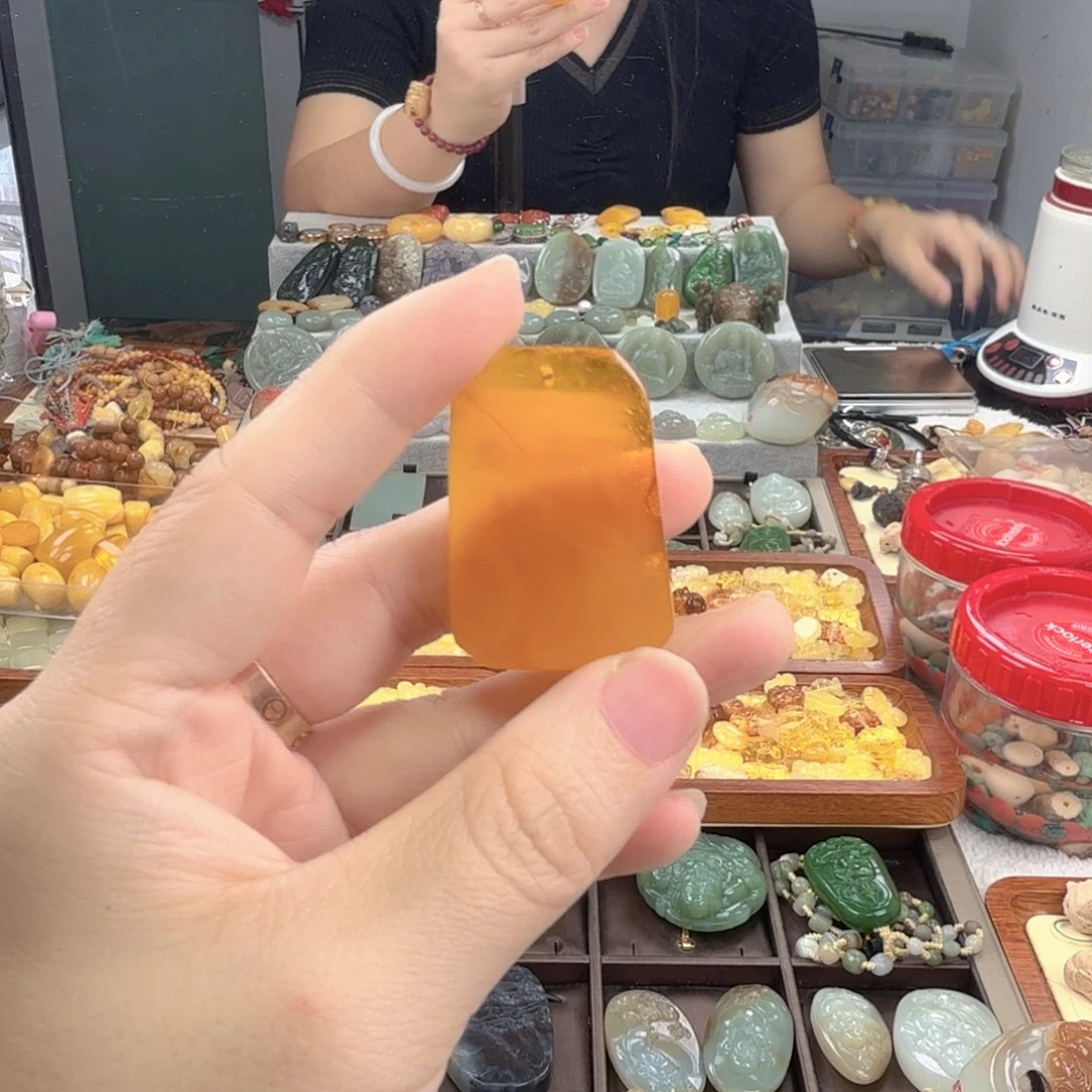 琥珀颈饰未镶嵌瑕疵