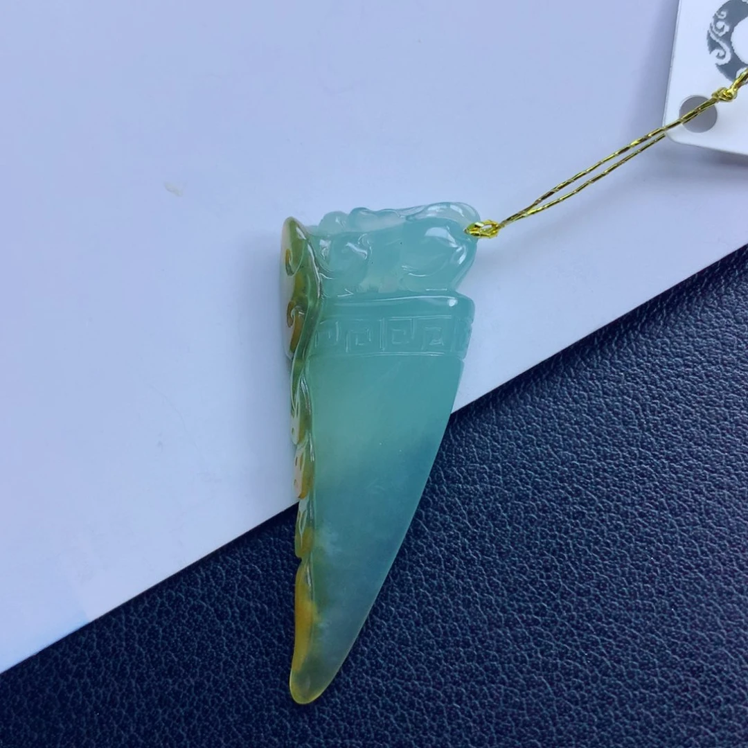 翡翠未镶嵌颈饰龙牙