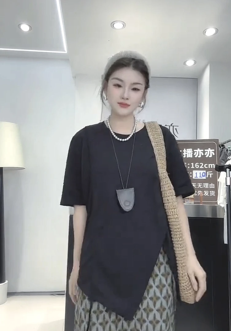 极简风显瘦短袖夏季T恤常规款流苏