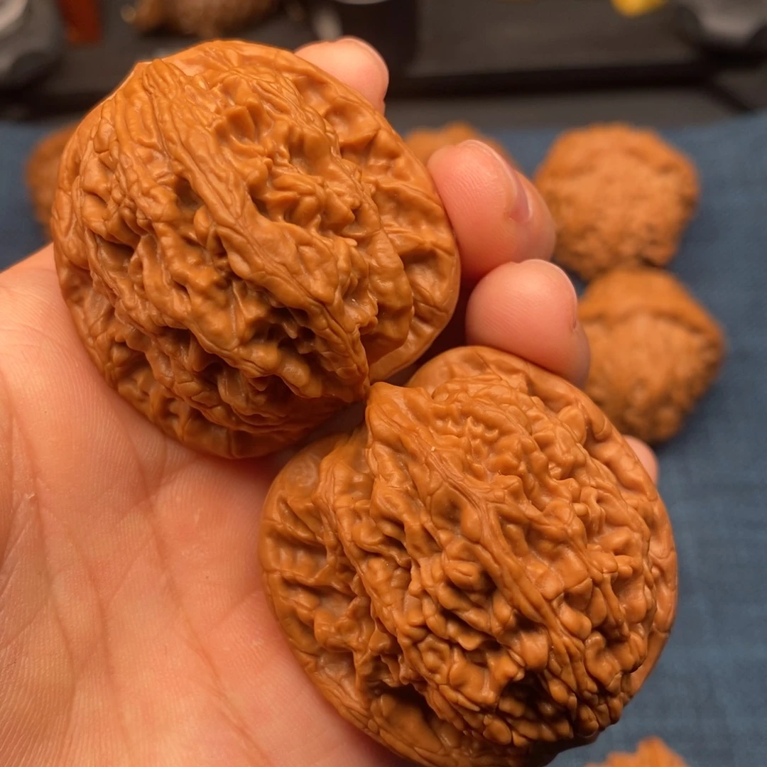 文玩核桃把件43红皮老树虎头全家福