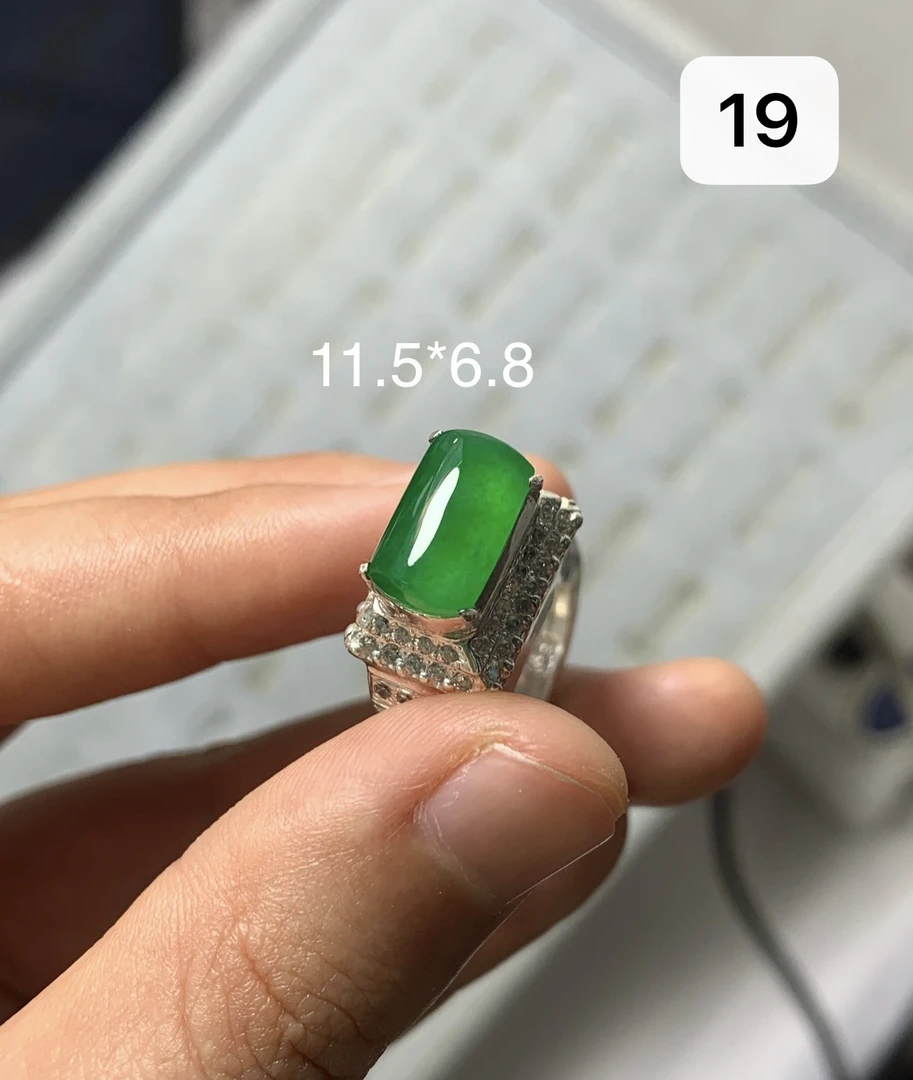 缅甸天然翡翠a货铜托镶嵌