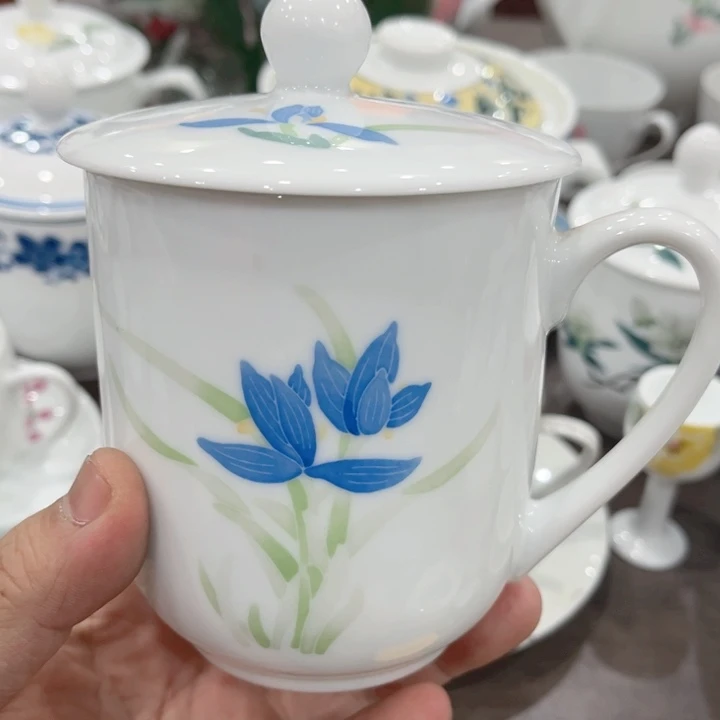 杯釉下五彩的瓷器和瓷器