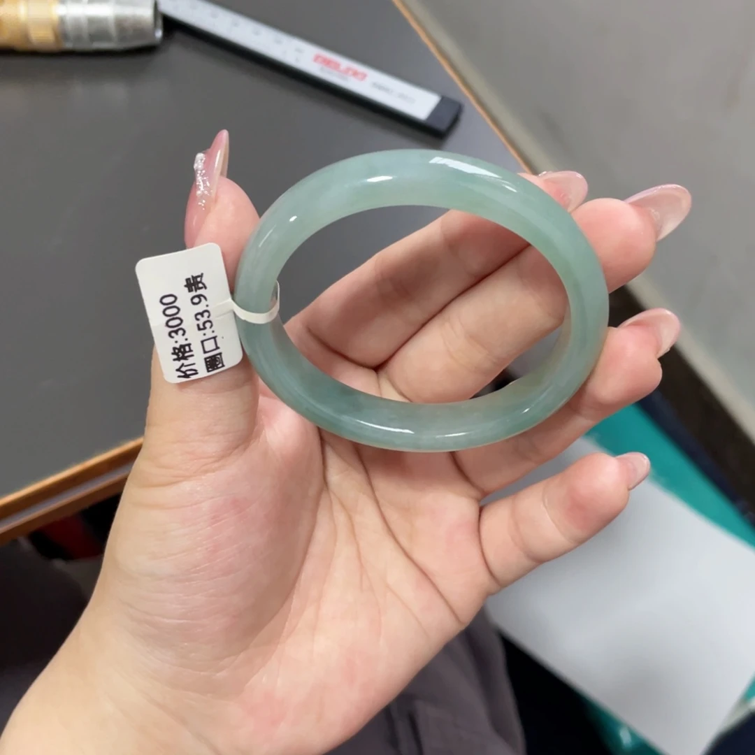 翡翠手镯未镶嵌翡翠手镯