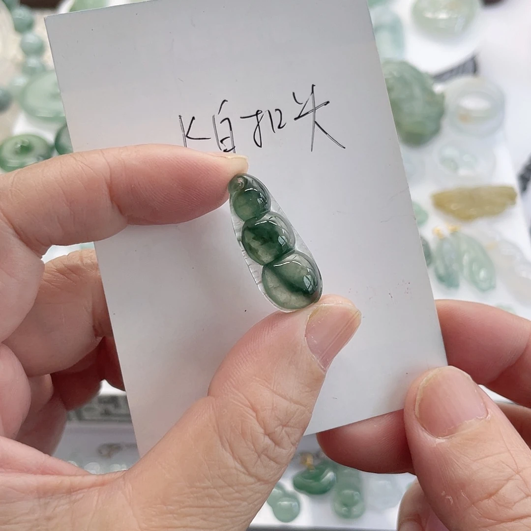 只***马翡翠未镶嵌颈饰冰豆子